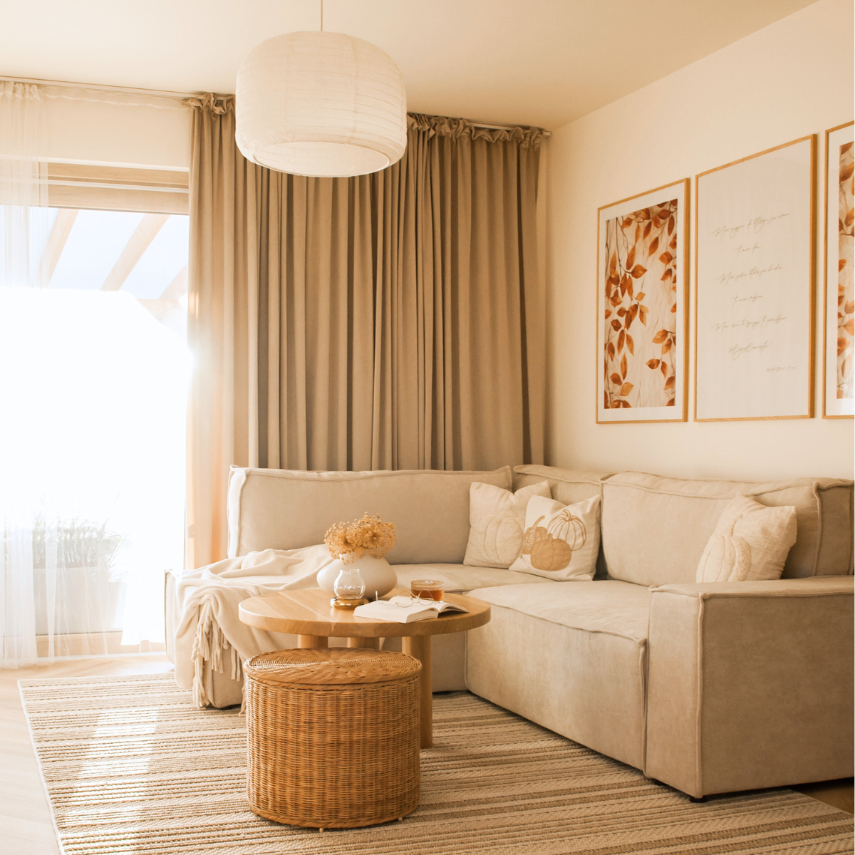 Vzdušné boho bez preháňania: recept na svetlú obývačku plnú slnka, výpletov a prírodného dreva