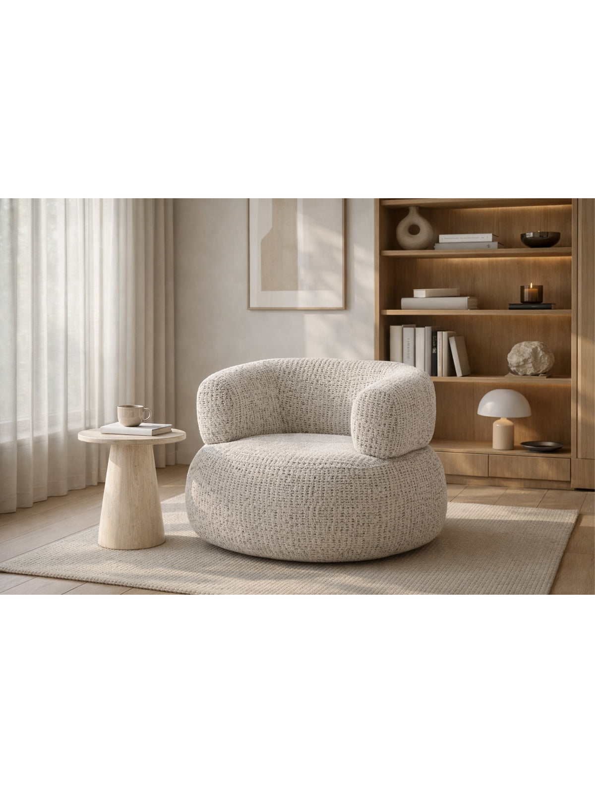 Fotel wypoczynkowy Noola obrotowy w jasnym, miękkim obiciu na obrotowej podstawie