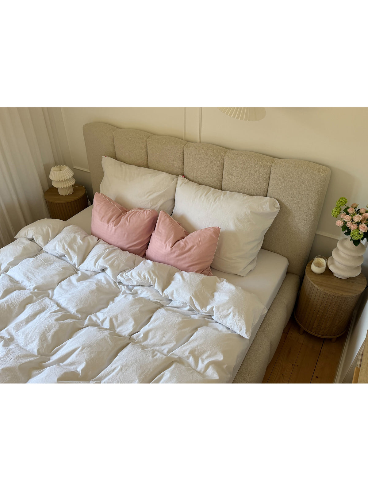Čalouněná postel Aura 160x200 v krémové barvě s prošívaným čelem, pohled shora