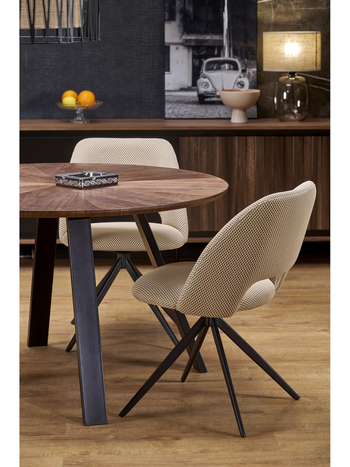 Kulatý stůl Vexo 120 cm s ořechovou deskou a černými kovovými nohami, detail nohou