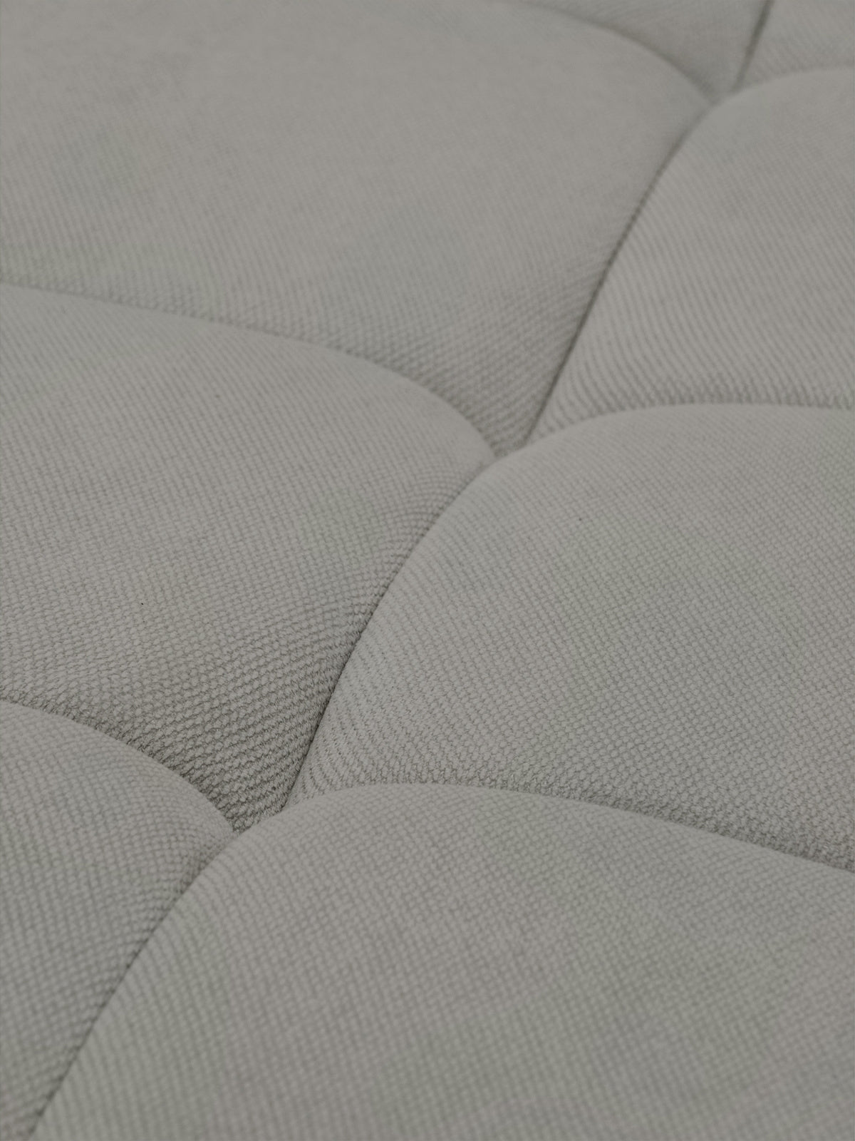 Detail šedé pleteniny Vela 86 pohovky Capri s rozkládací funkcí