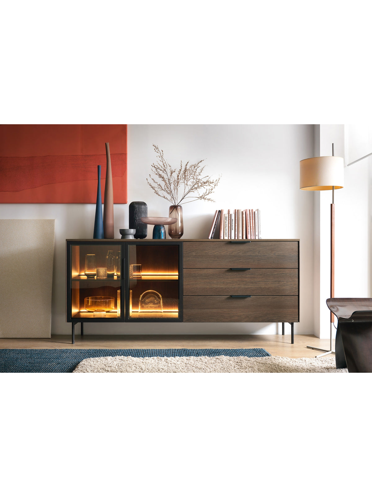 Komoda Auri 181 cm z dřevěným laminátem dub dunin, třemi zásuvkami a LED osvětlením