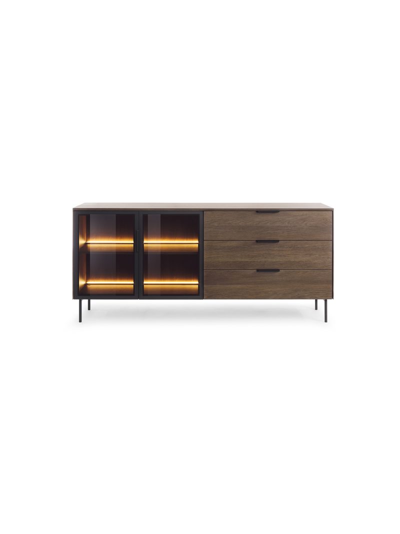 Komoda Auri 181 cm s LED osvětlením, zásuvkami, dub dunin a černými nohami