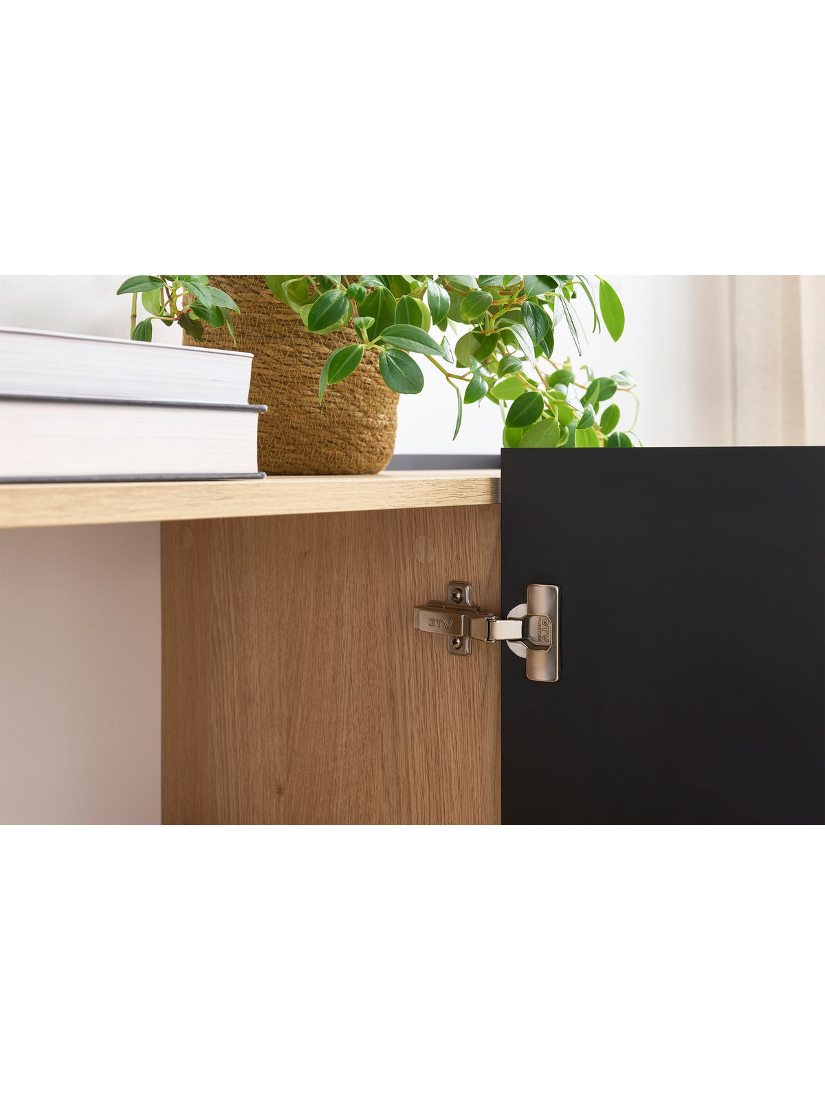 Komoda Desin 120 cm dvoudveřová v černé matné barvě s deskou dřeva Nagano, detail pantů