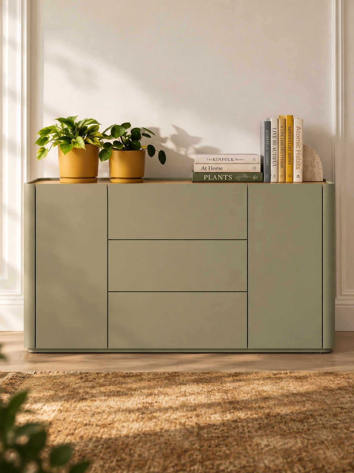 Komoda Elivo 150 cm s šuplíky v barvě eukalyptus s deskou dub baltic dune