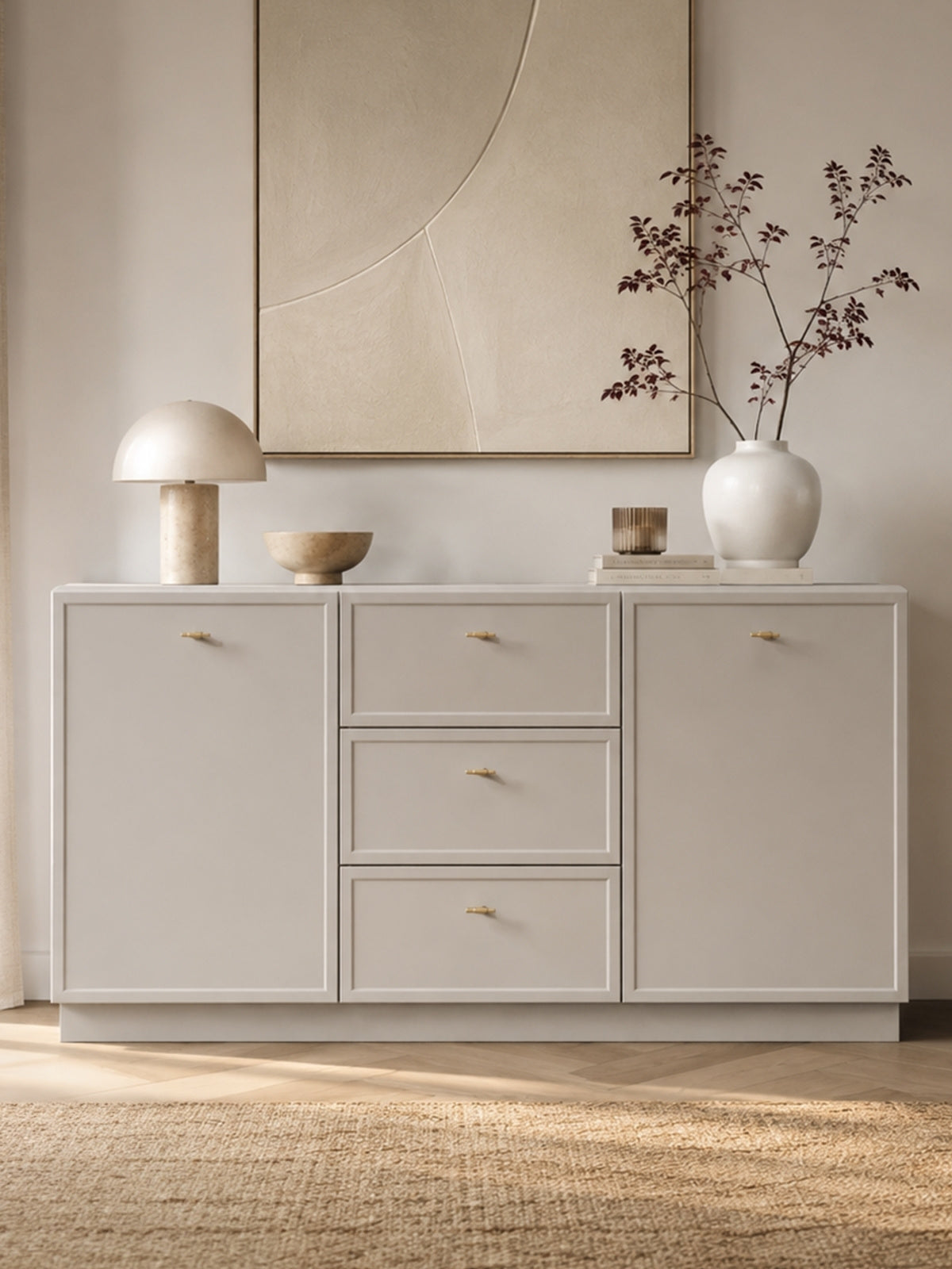 Komoda Lorini 150 cm kaszmir z trzema szufladami i złotymi uchwytami T-bar