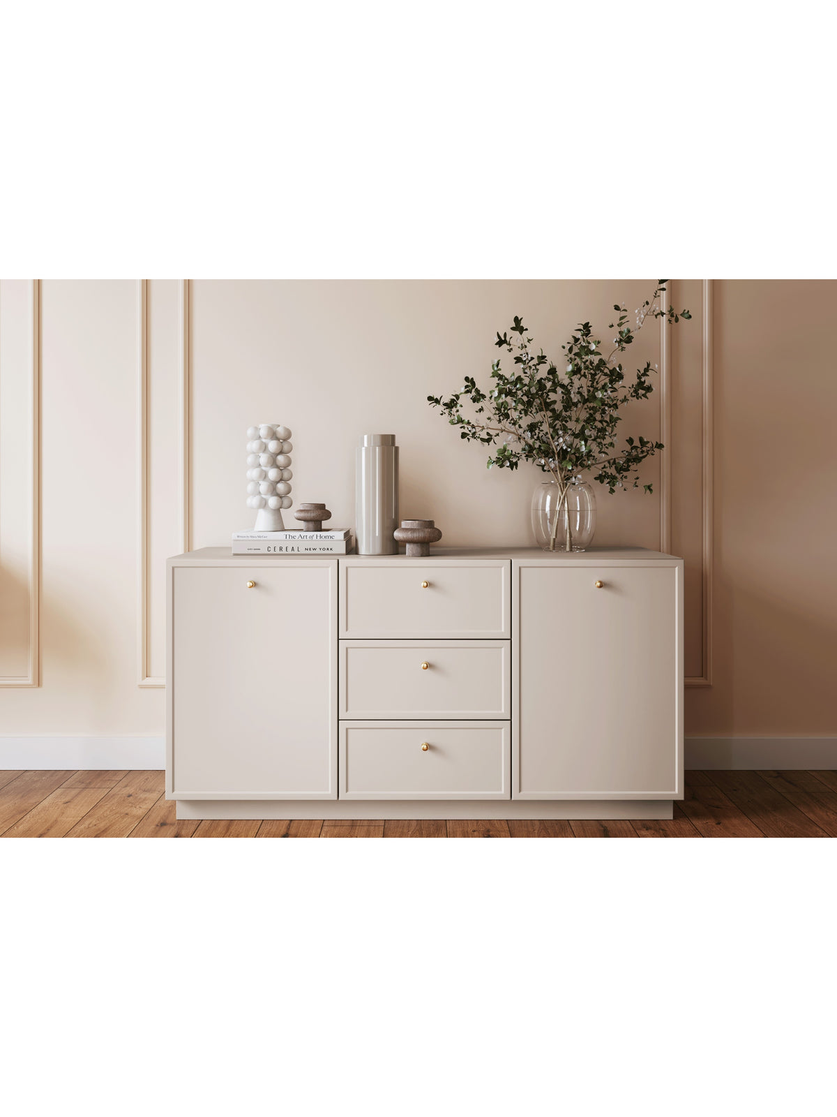 Komoda Lorini 150 cm kaszmir z trzema szufladami i złotymi uchwytami, front gładki