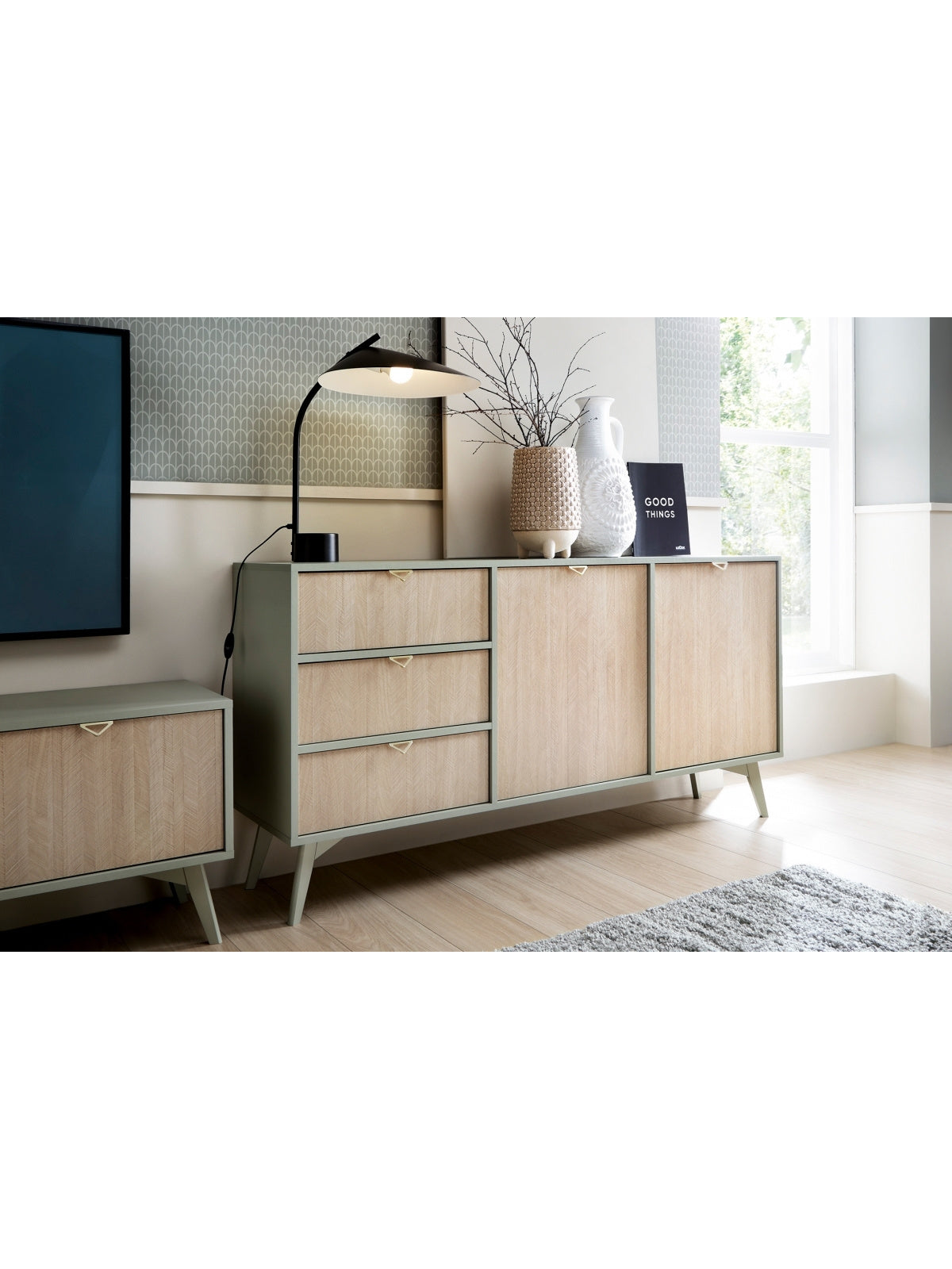 Komoda Lumira 158 cm dwudrzwiowa z szufladami eukaliptus jodełka scandi złote uchwyty