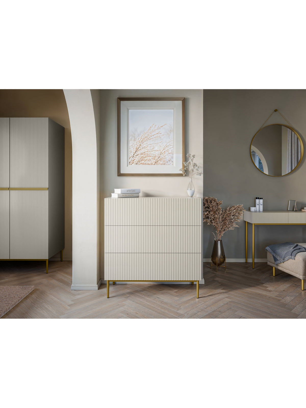 Komoda Nicole 100 cm s rýhovanými předními částmi v barvě cashmere a zlatými nohami, zásuvky