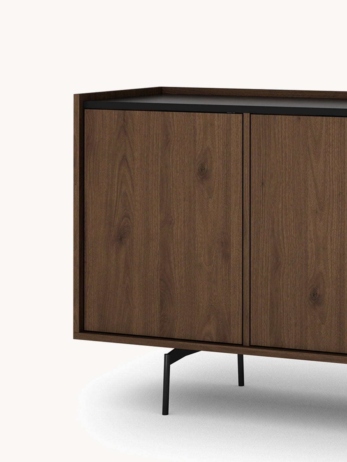 Komoda Zenar 200 cm czterodrzwiowa orzech elegant z czarnym blatem i nóżkami, widok detalu nóg