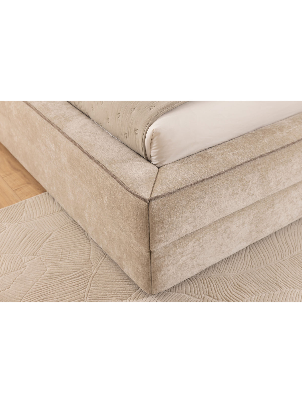 Čalouněná postel Tulia I 180x200 béžová barva s černými nožkami detail rohu