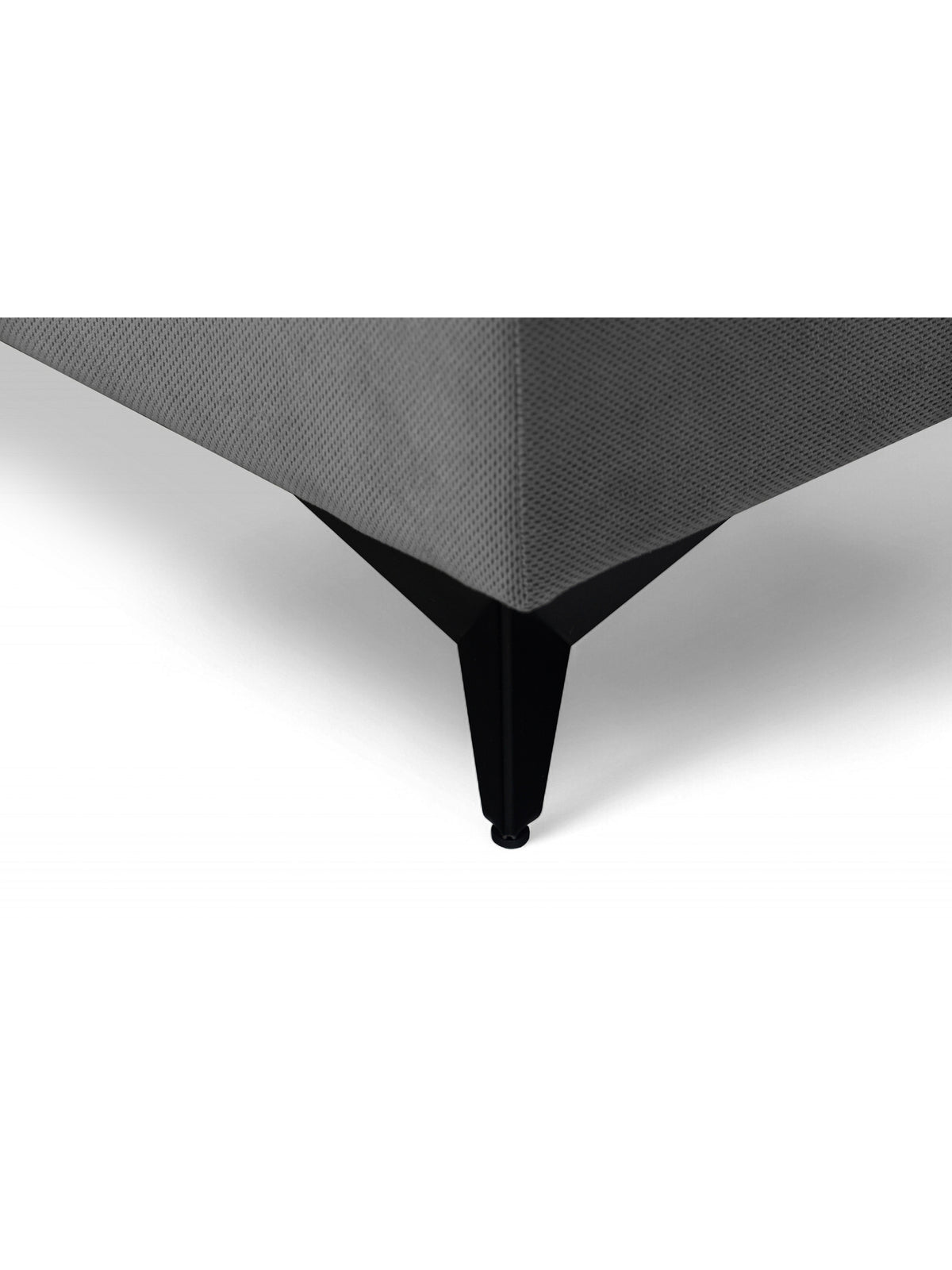 Černá noha rohové sedačky Monrose Mini, výška 11 cm, detail