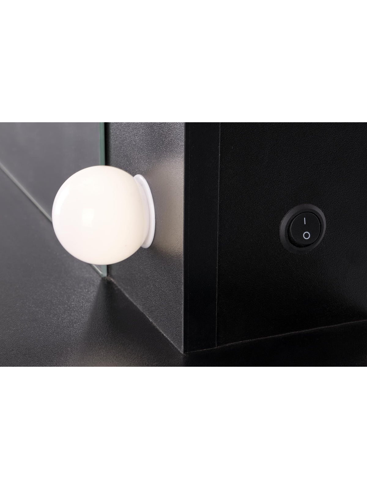 Toaletka Velinio XL 120 cm czarna z 5 szufladami i oświetleniem LED, detal włącznika