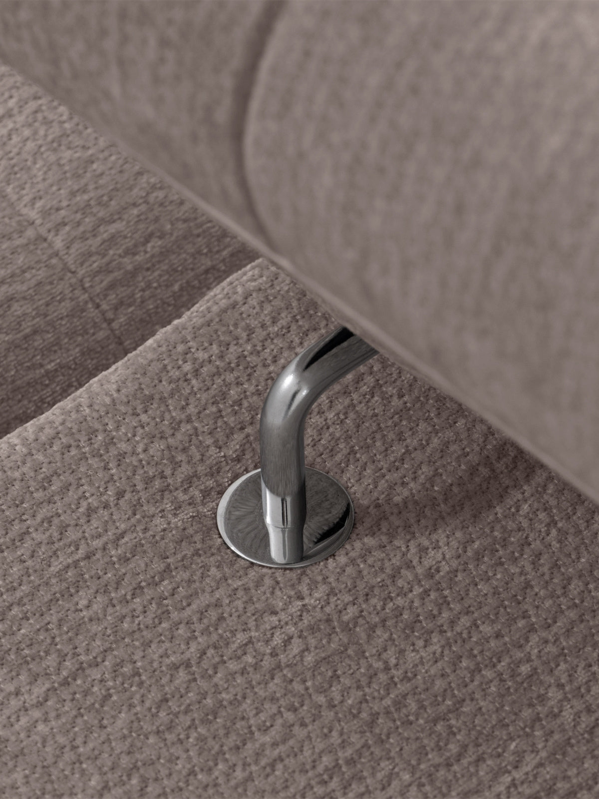 Sofa trzyosobowa Tyrion brązowy szenil detal metalowej nóżki