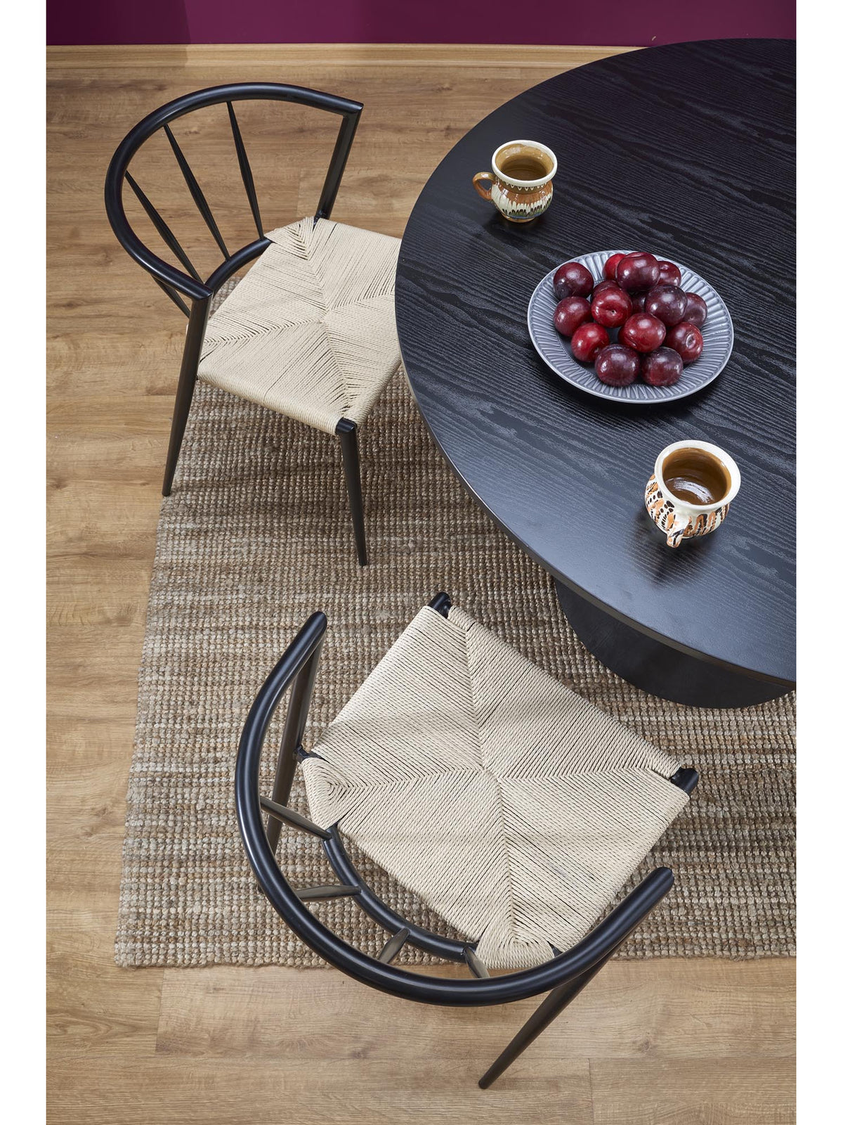Černý kulatý stůl Ventoza 120 cm z MDF, pohled shora se dvěma židlemi