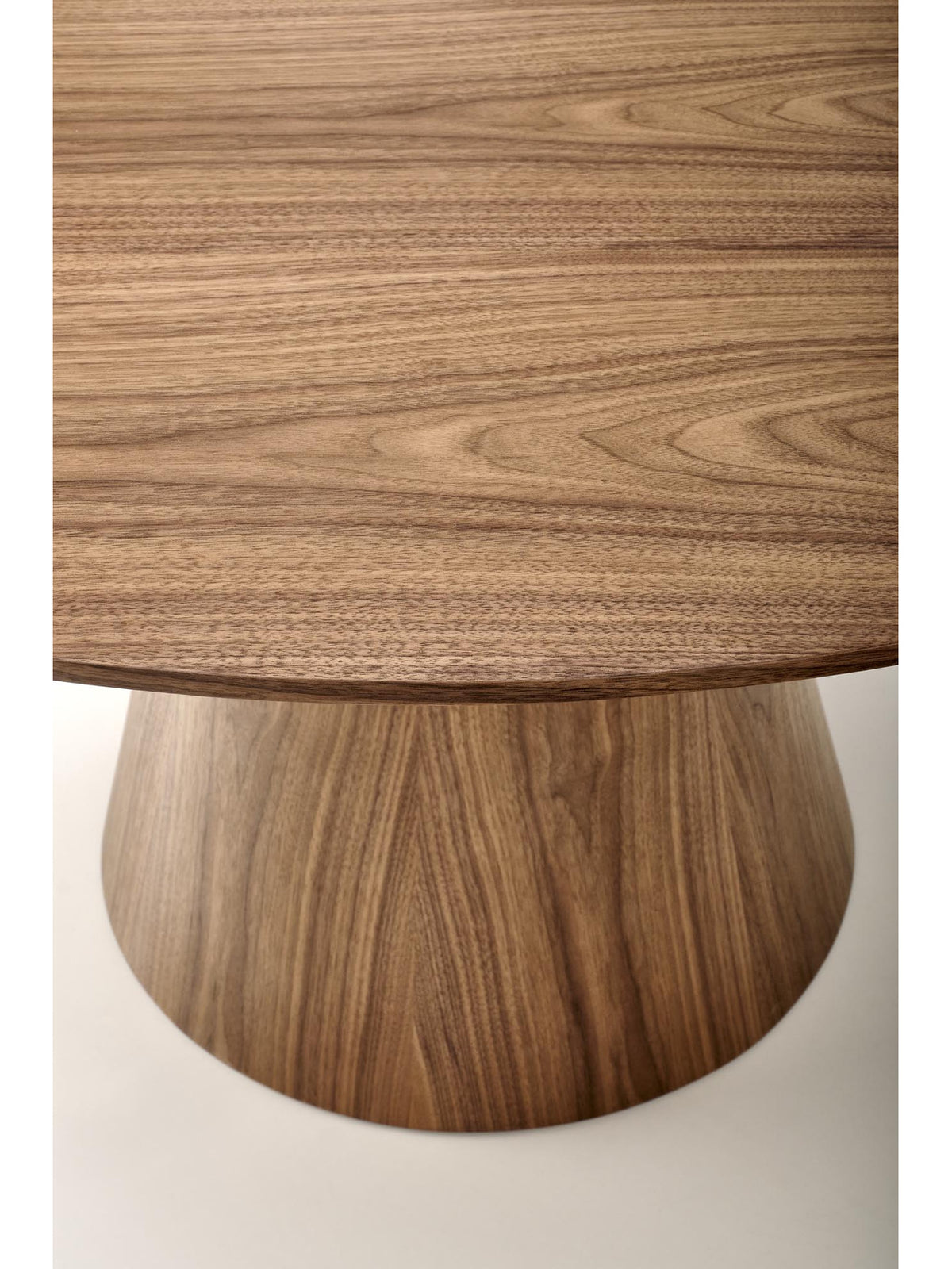 Stół okrągły Doran 136 cm orzech, blat MDF, nowoczesny styl Mid-Century Modern
