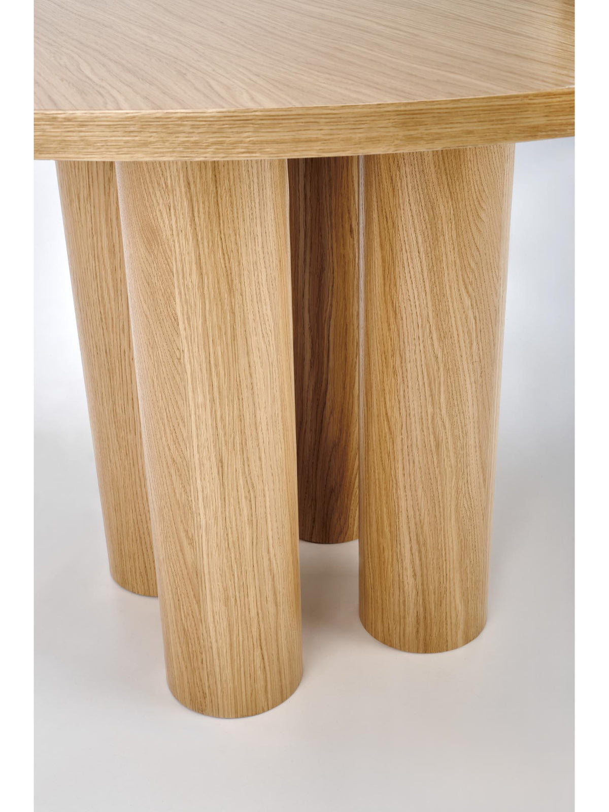 Kulatý stůl Gravon 120 cm přírodní dub s pohledem na nohy z MDF desky