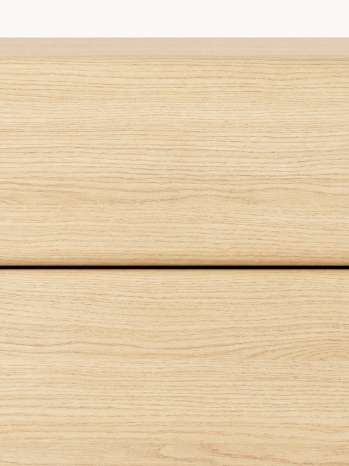 detail předního panelu nočního stolku Arlo 50 cm dub vicenza s oblými hranami