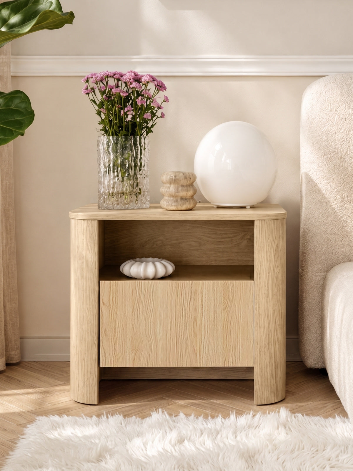 Noční stolek Sorrenti 58 cm s jedním šuplíkem v barvě dub vicenza, styl Scandi