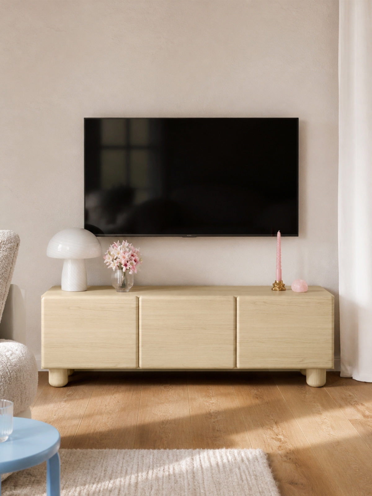 TV komoda Arlo 150 cm se třemi dvířky v barvě dub vicenza s matným povrchem a zaoblenými hranami