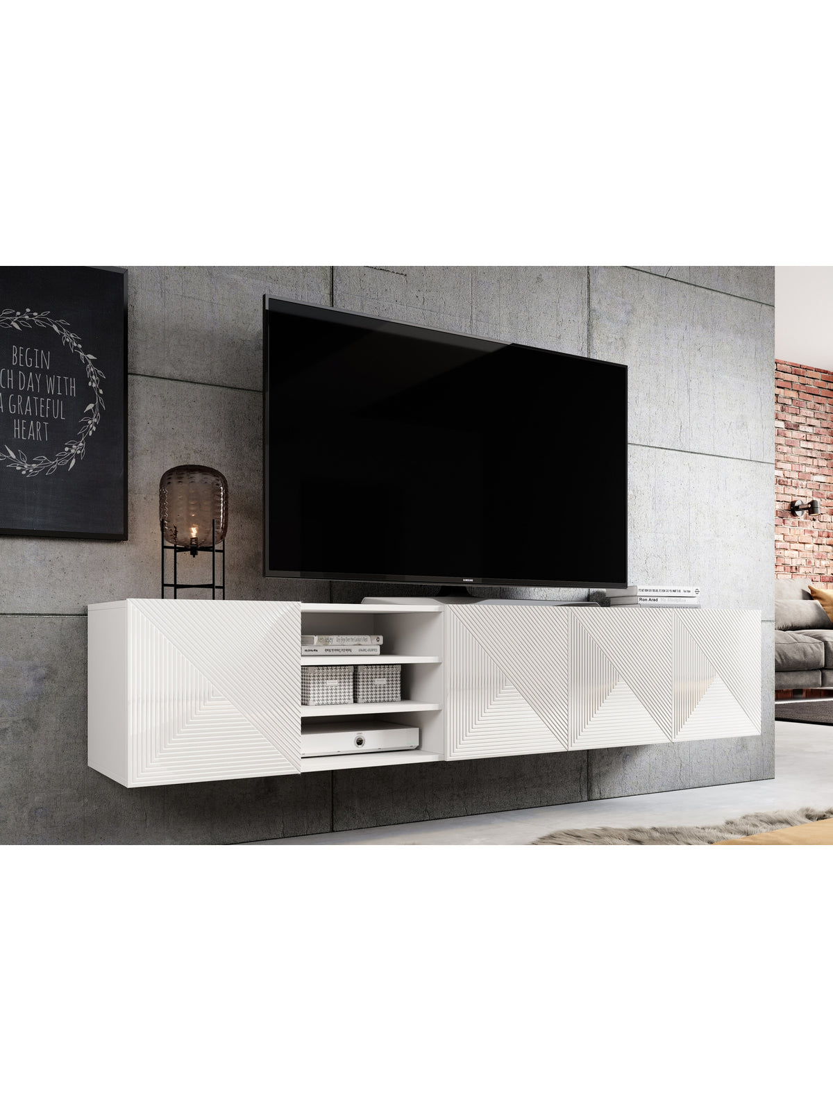 Závěsná TV skříňka Asha 200 cm bílá matná s rýhovaným čelem a nikou, pohled zepředu
