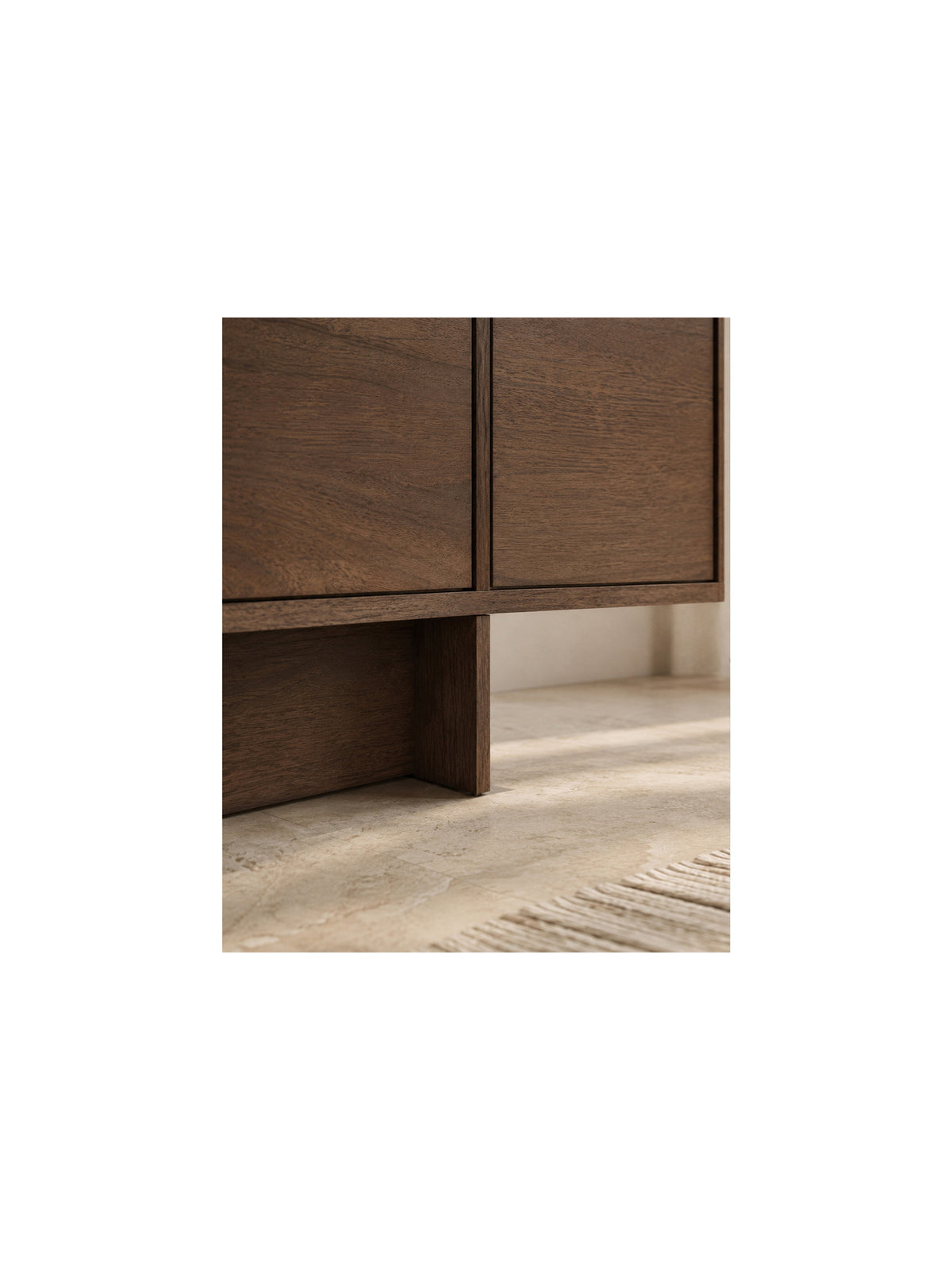 RTV skříňka Zolia 180 cm na soklu v barvě orzech elegant, detail spodní části