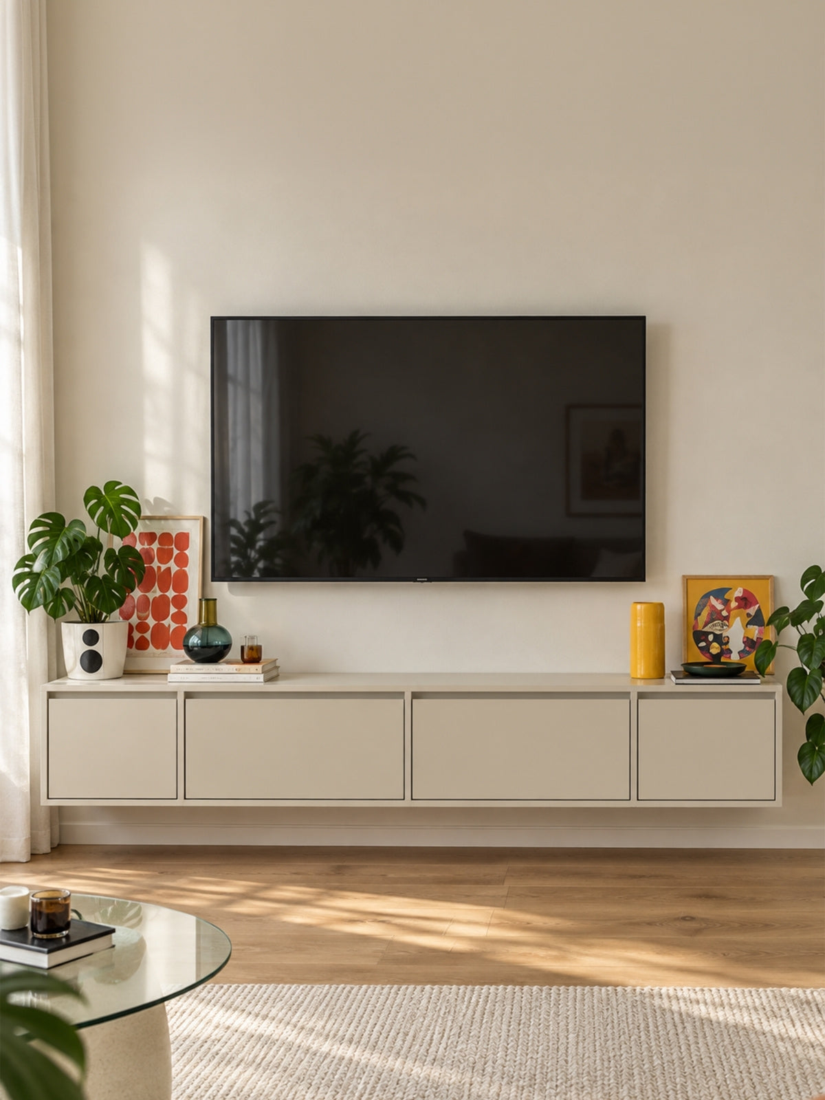 Wisząca szafka RTV Zolia 180 cm w kolorze kaszmir z czterema drzwiami, widok z przodu