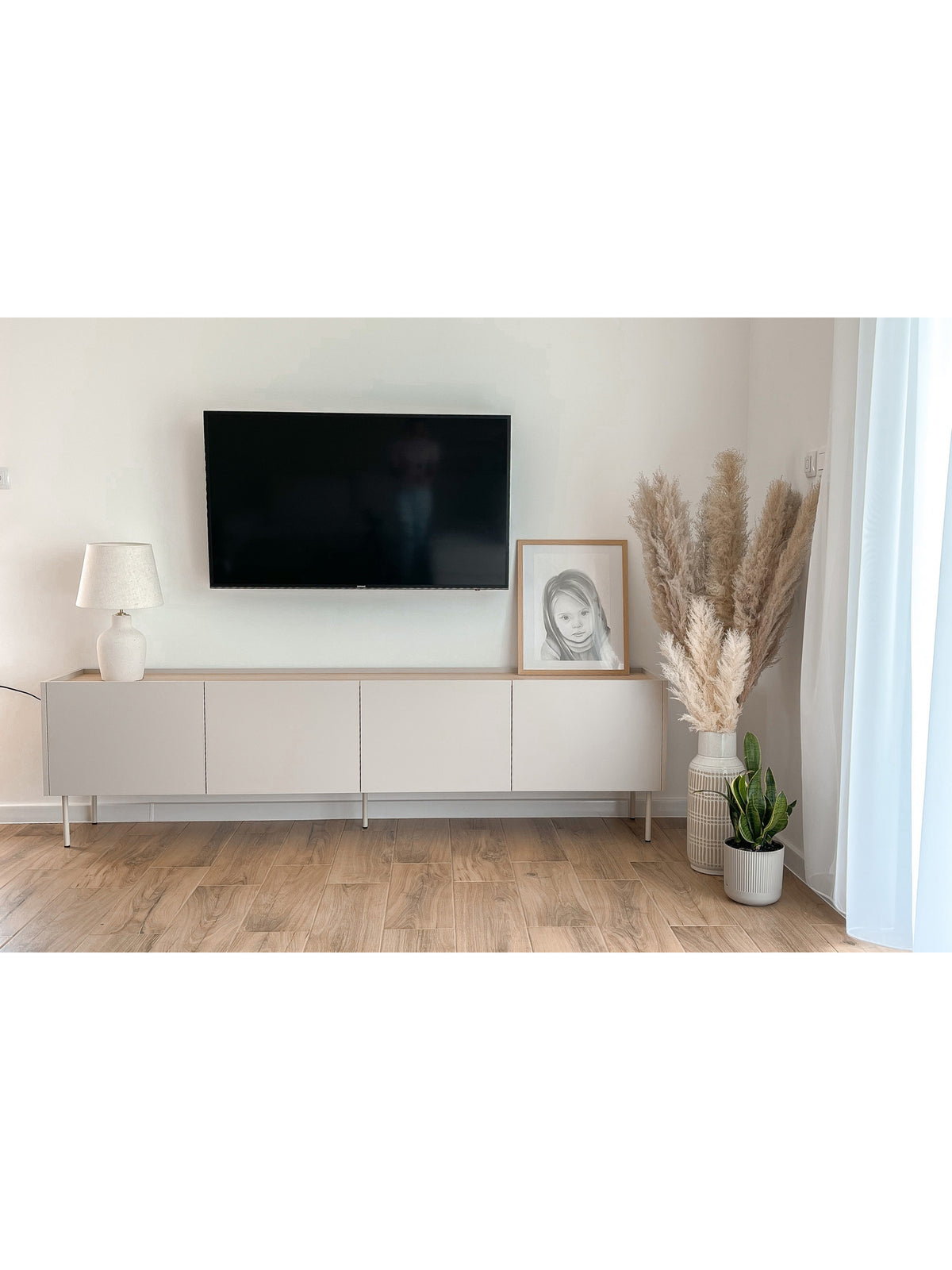 RTV skříňka Desin 220 cm béžová cashmere s dubovou deskou a 2 skrytými zásuvkami