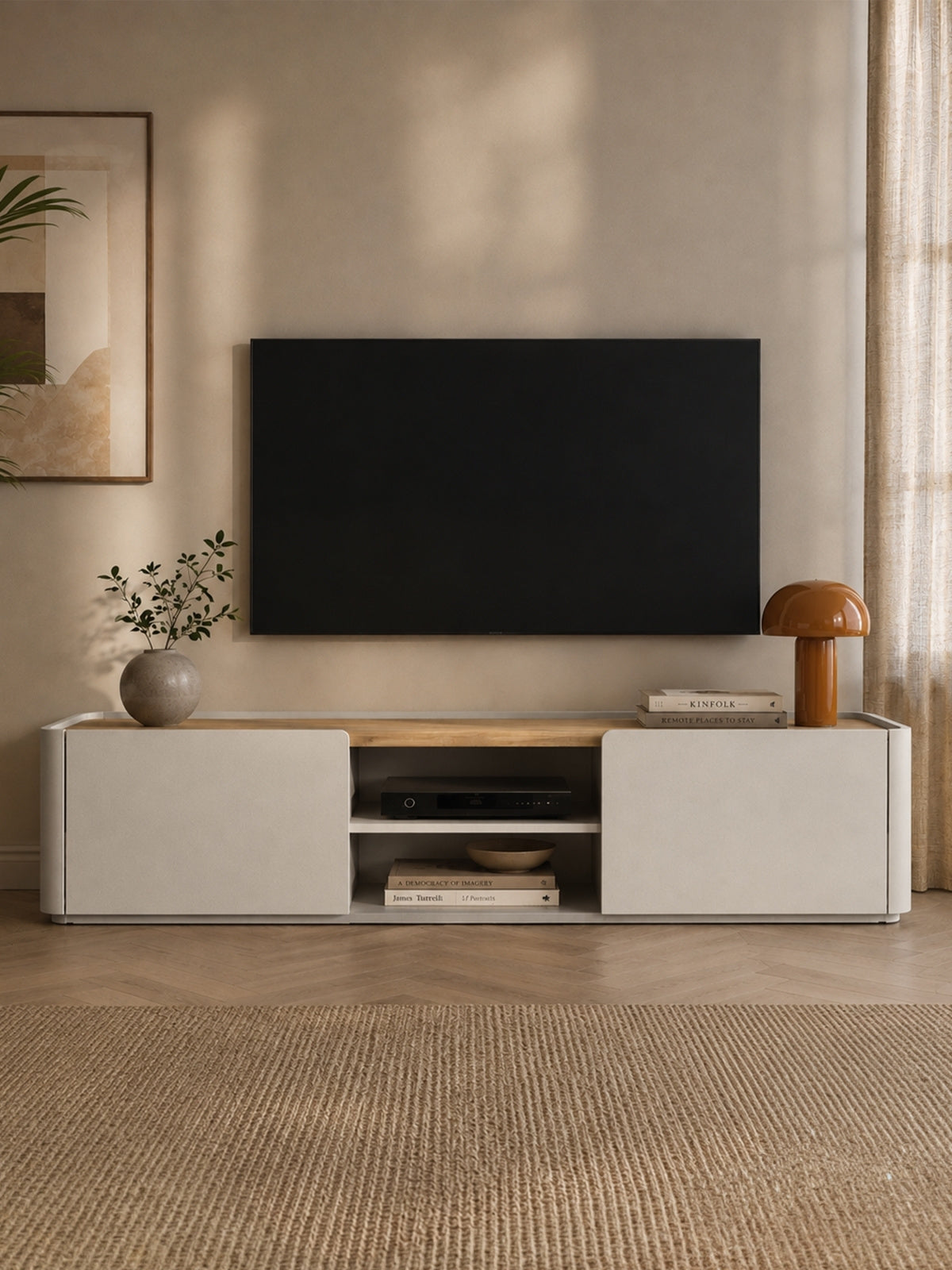 TV stolek Elivo 220 cm v barvě kaszmir s dřevěnou deskou z olejovaného dubu v světlém interiéru