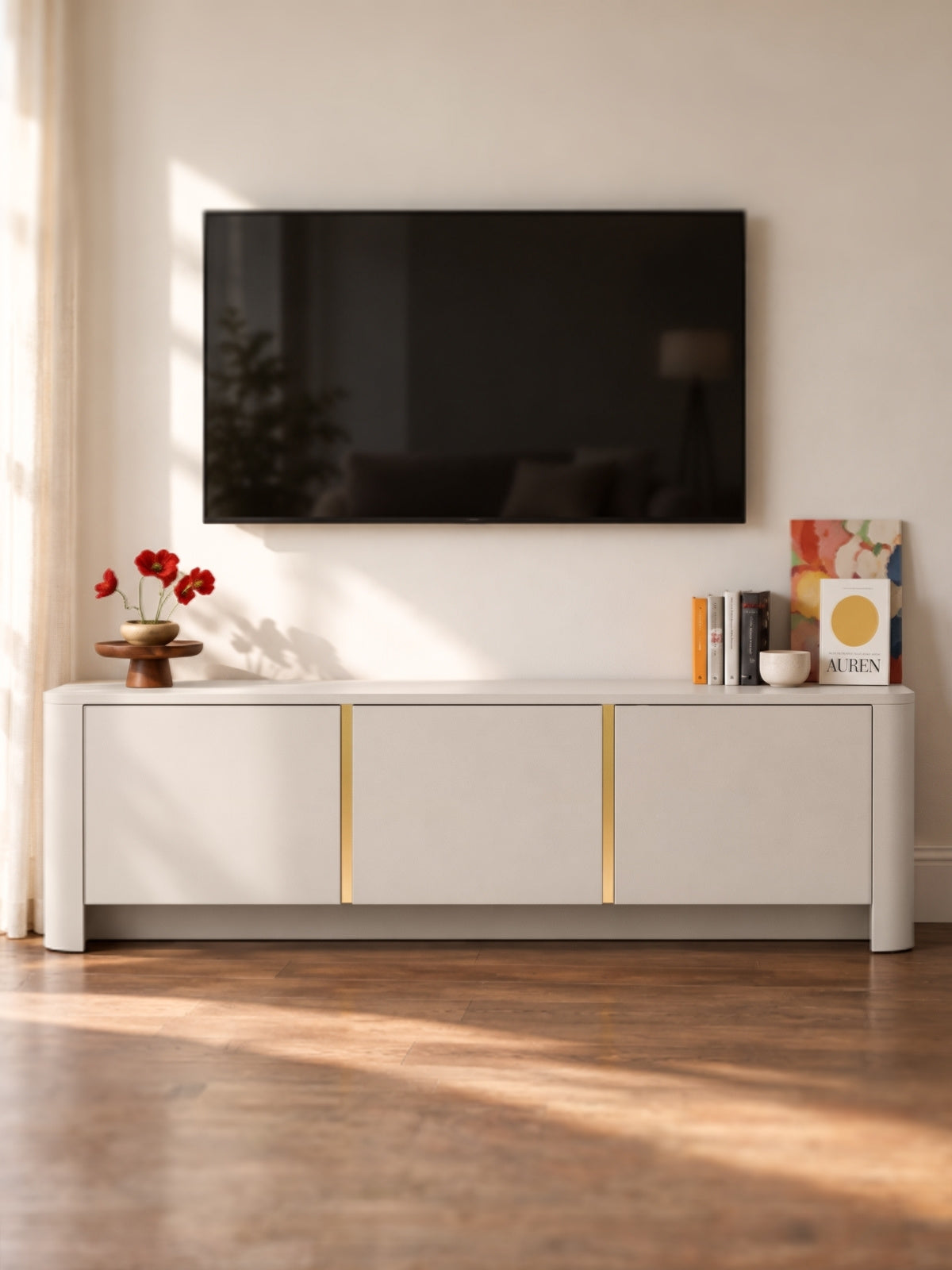 TV komoda Sorrenti 168 cm v barvě kasmíru se třemi dvířky a zlatým kovovým profilem