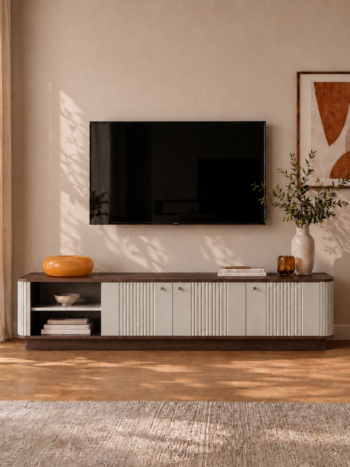 TV komoda Vesper 4D 187 cm na podstavci, kasmírová barva s ořechovým a černými úchyty