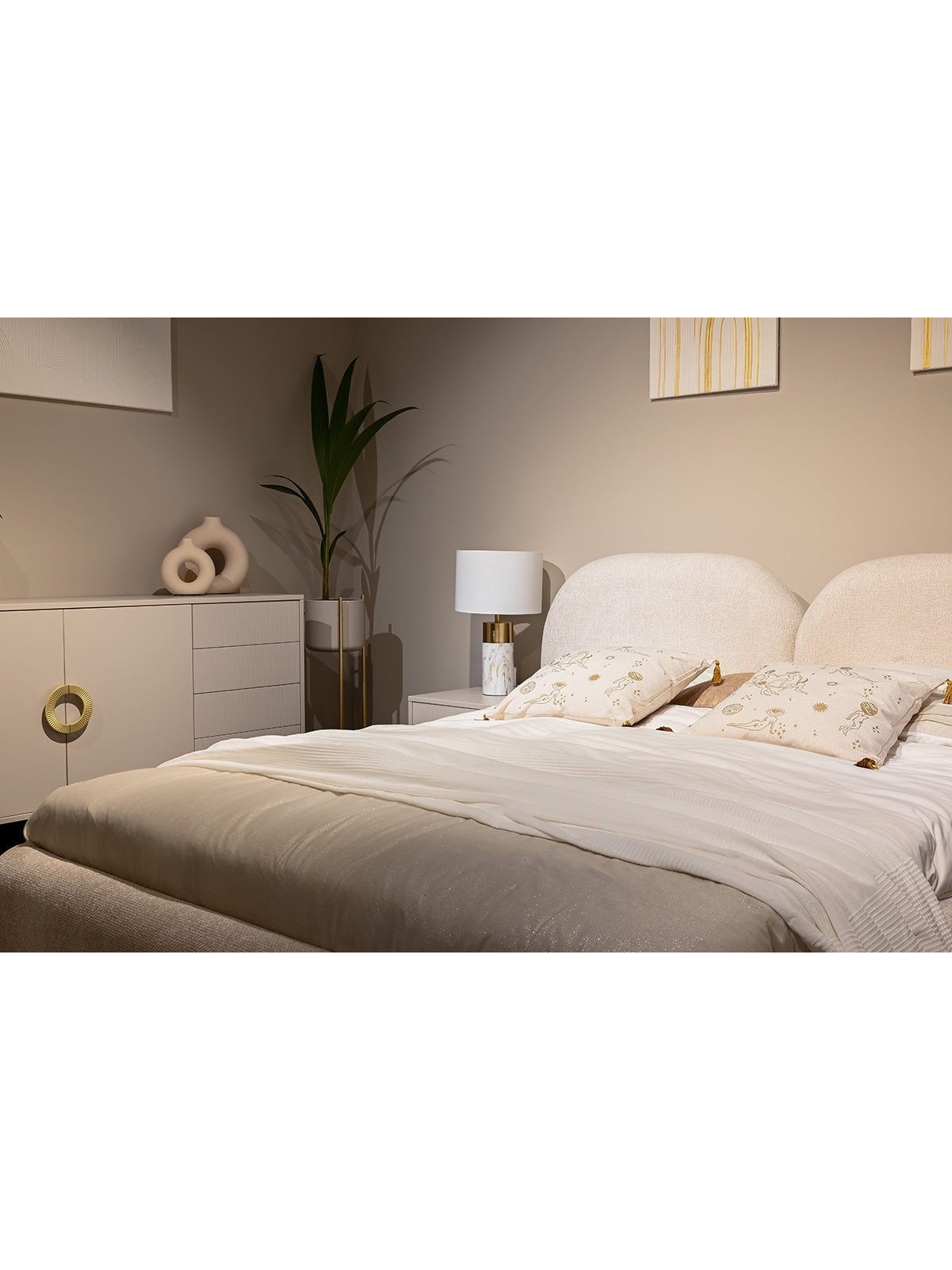 Čalouněná postel Nubo 180x200 béžová s úložným prostorem, pohled na ložnici