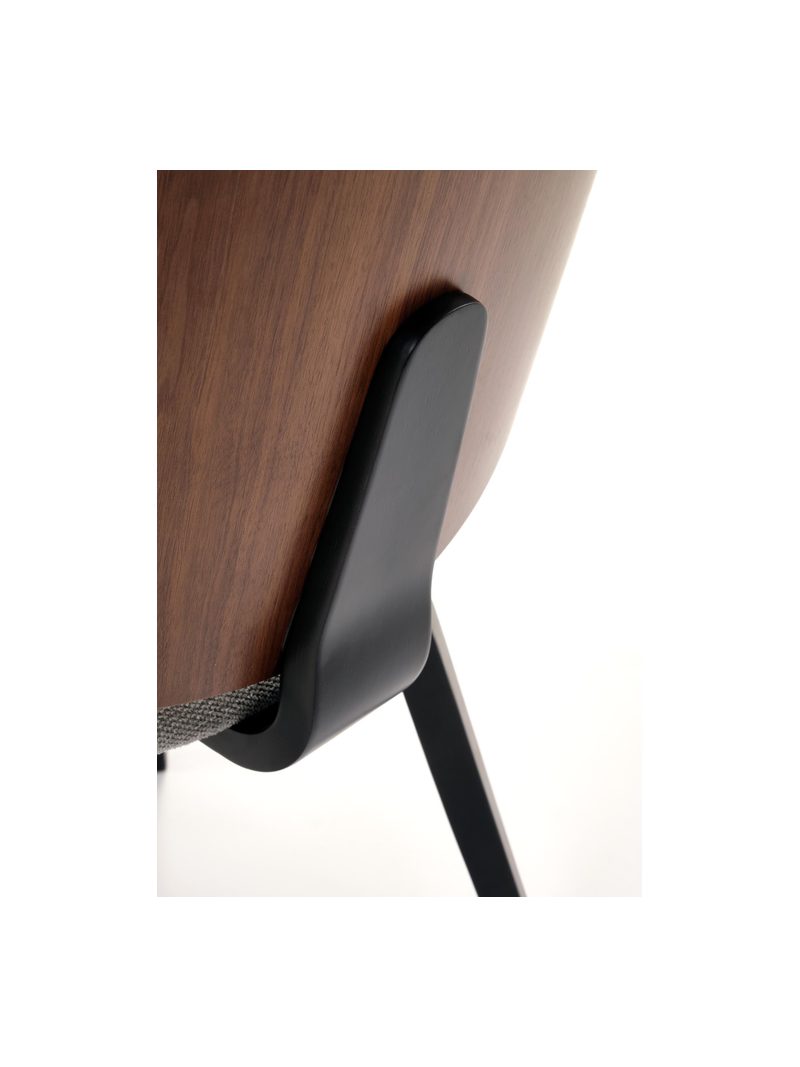 Dřevěná židle Ravo s černým opěradlem a ořechovým rámem