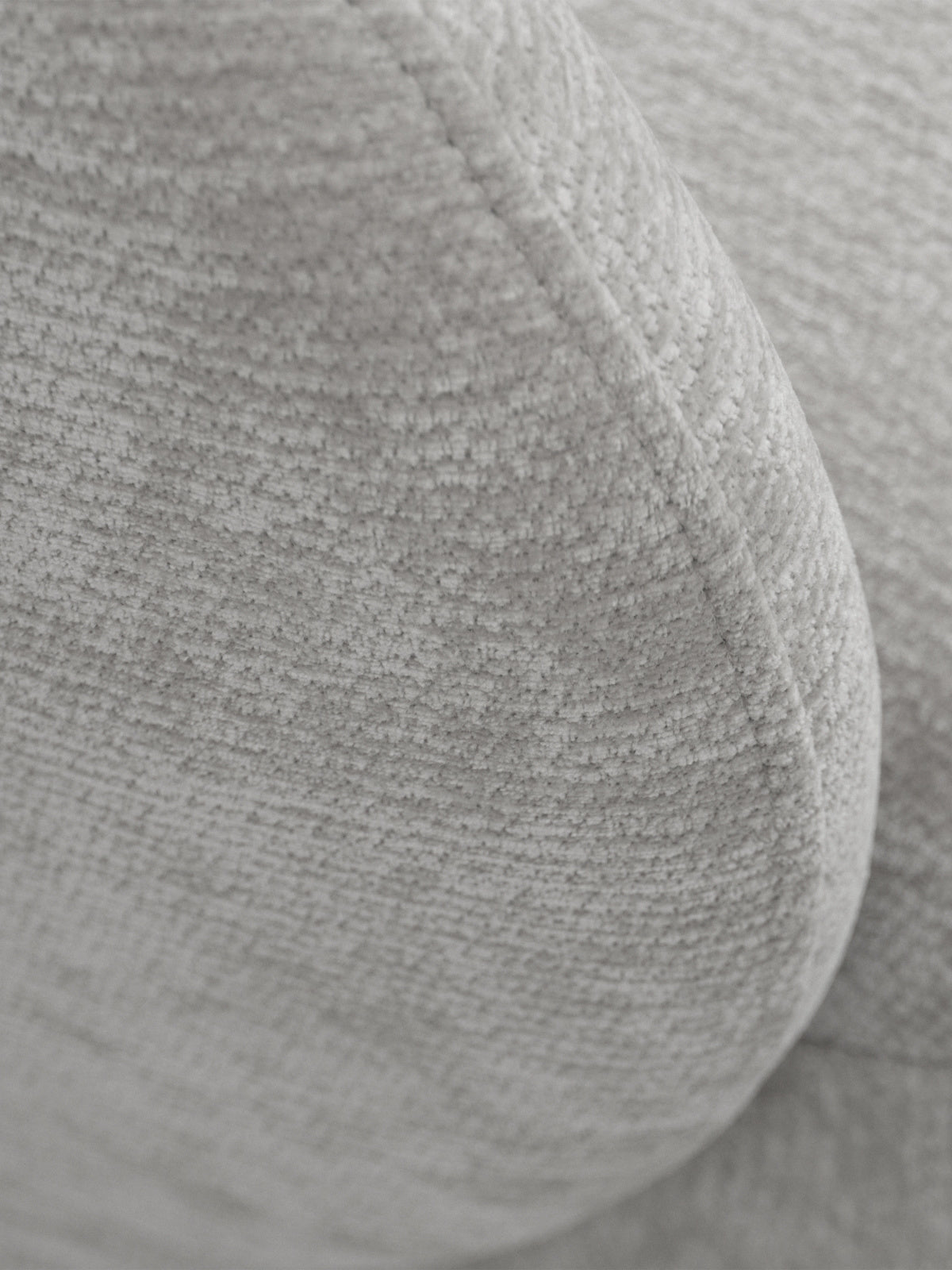 Detail potahu šedé rozkládací pohovky Elora, s materiálem Vibe 86