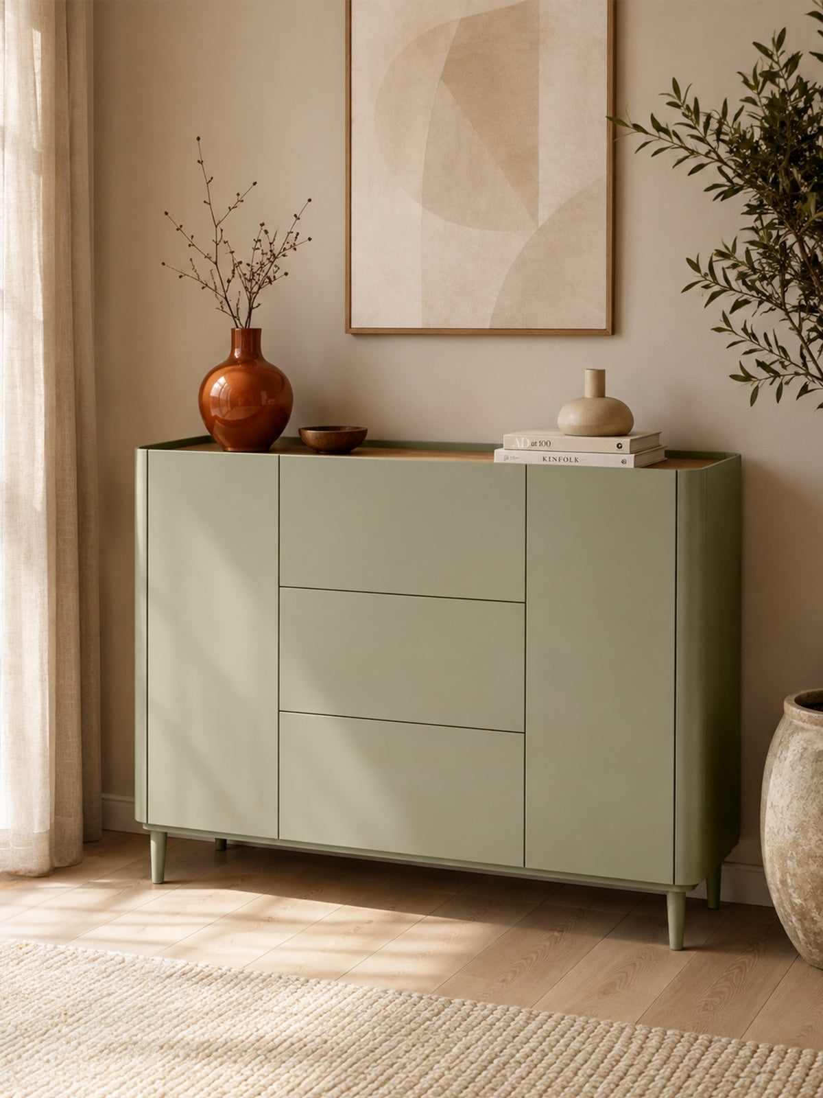 Komoda Elivo 150 cm se zásuvkami na nohách eucalyptus barva s dubovým horním panelem baltic dune