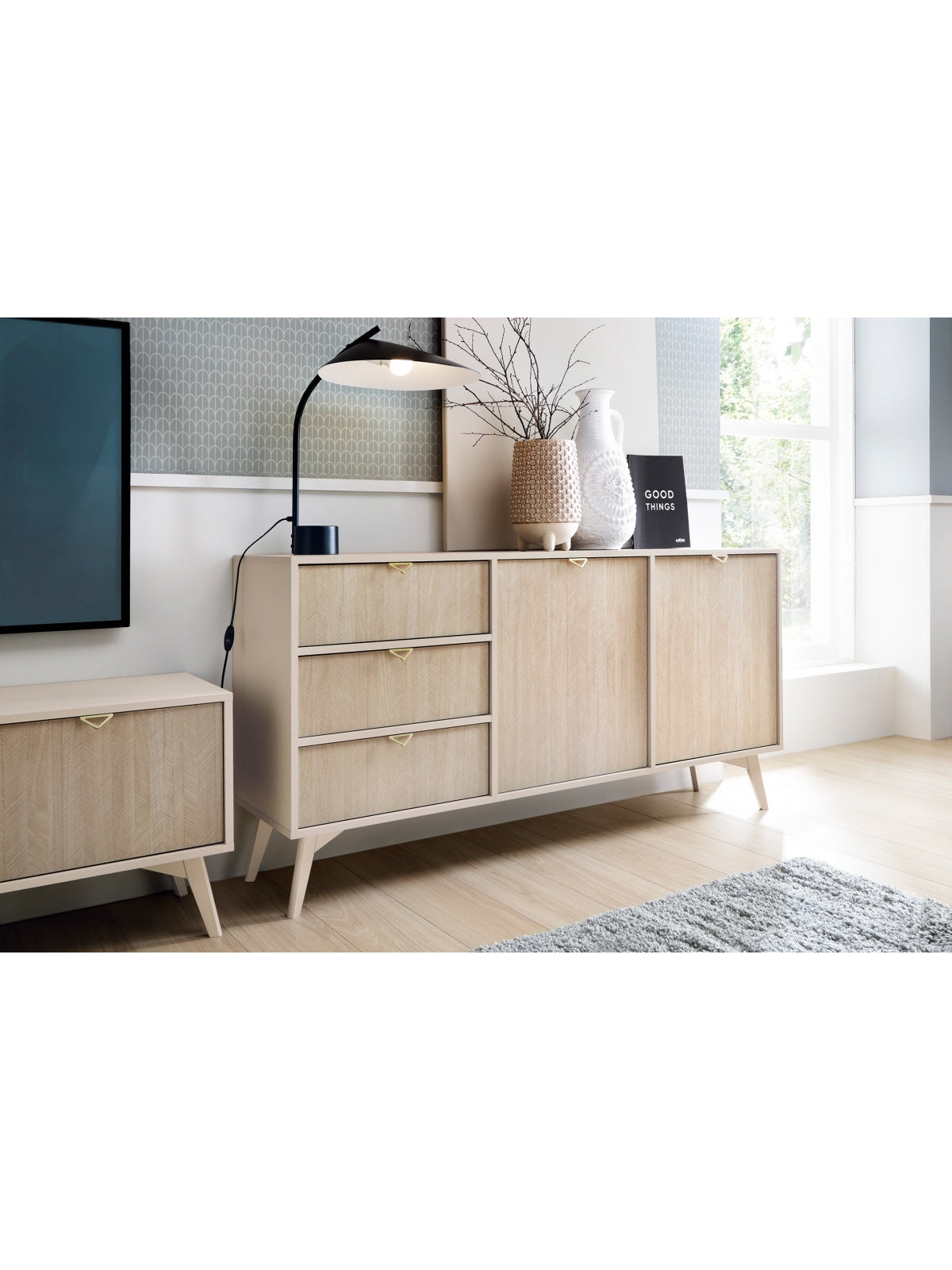 Komoda Lumira 158 cm piaskowa z frontem w jodełkę scandi, dwudrzwiowa z trzema szufladami