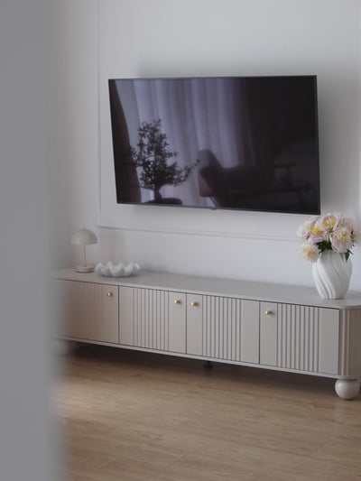 Szafka RTV Vesper 4D 187 cm - kaszmir / złote uchwyty / nogi kule