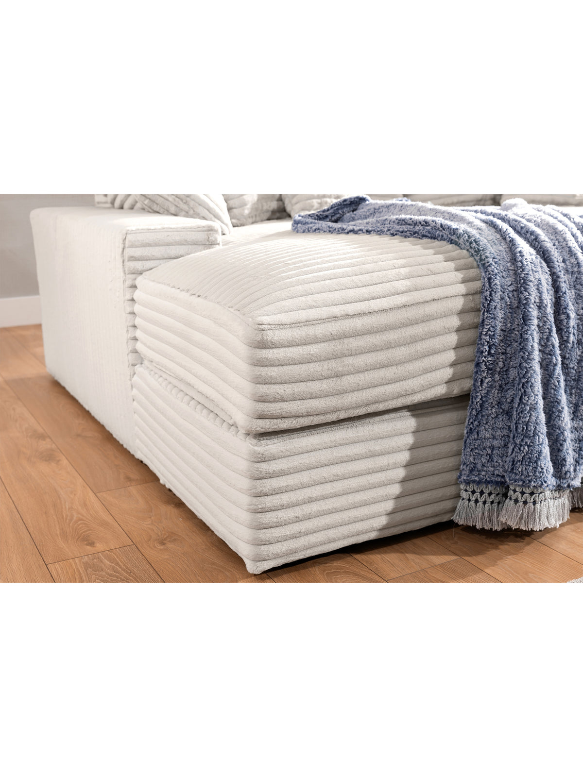 Beige plyšová pohovka Warmi do obývacího pokoje s hlubokým sedákem, detail tkaniny