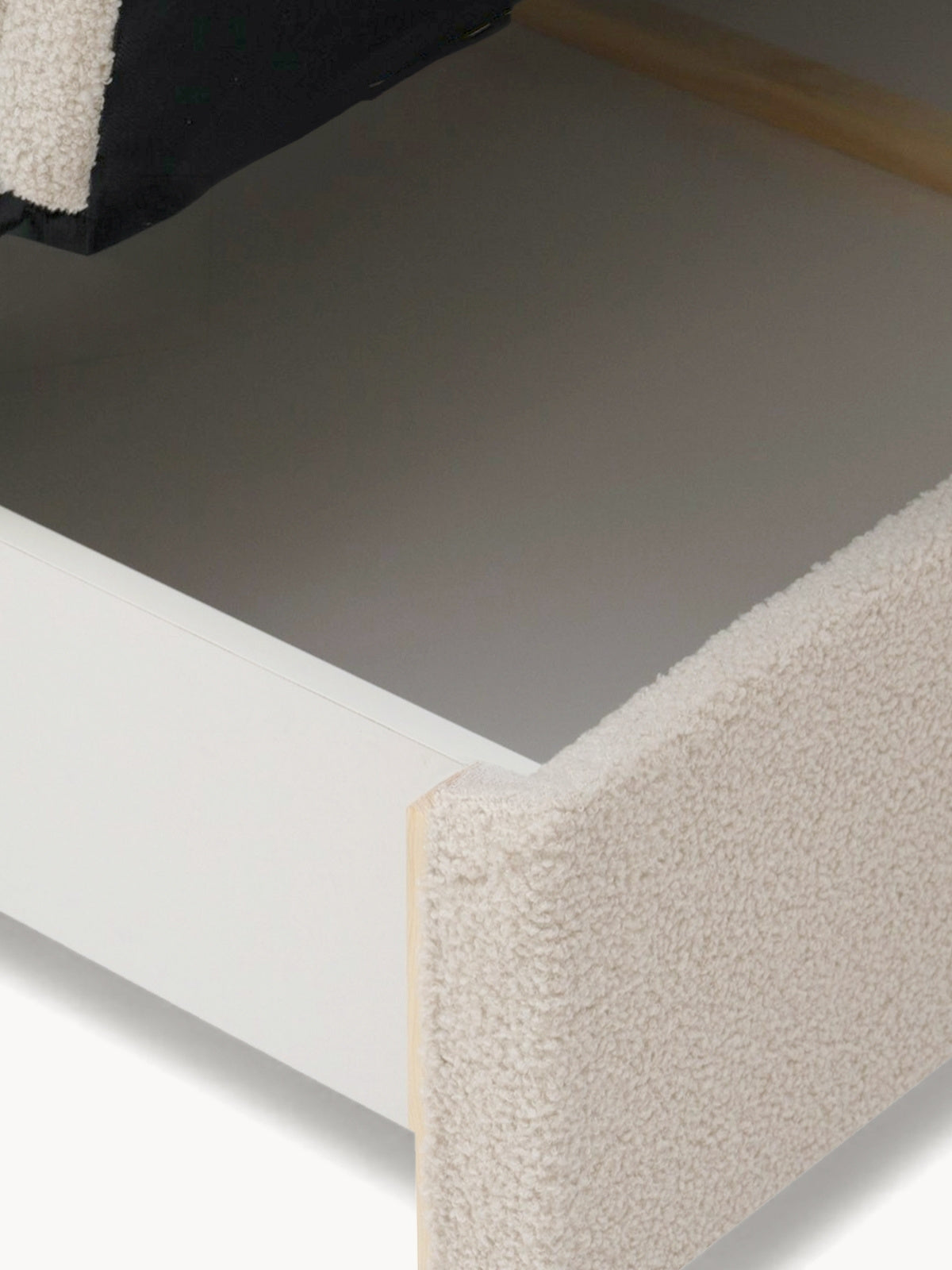 Rozkládací pohovka Nubi třímístná světle béžová boucle detail úložného prostoru