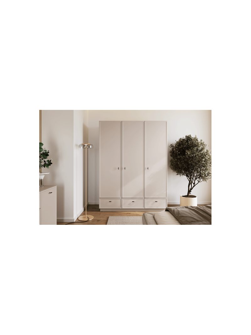 Skříň Lorini 150 cm kašmír s černými T-bar madly a hladkými dvířky