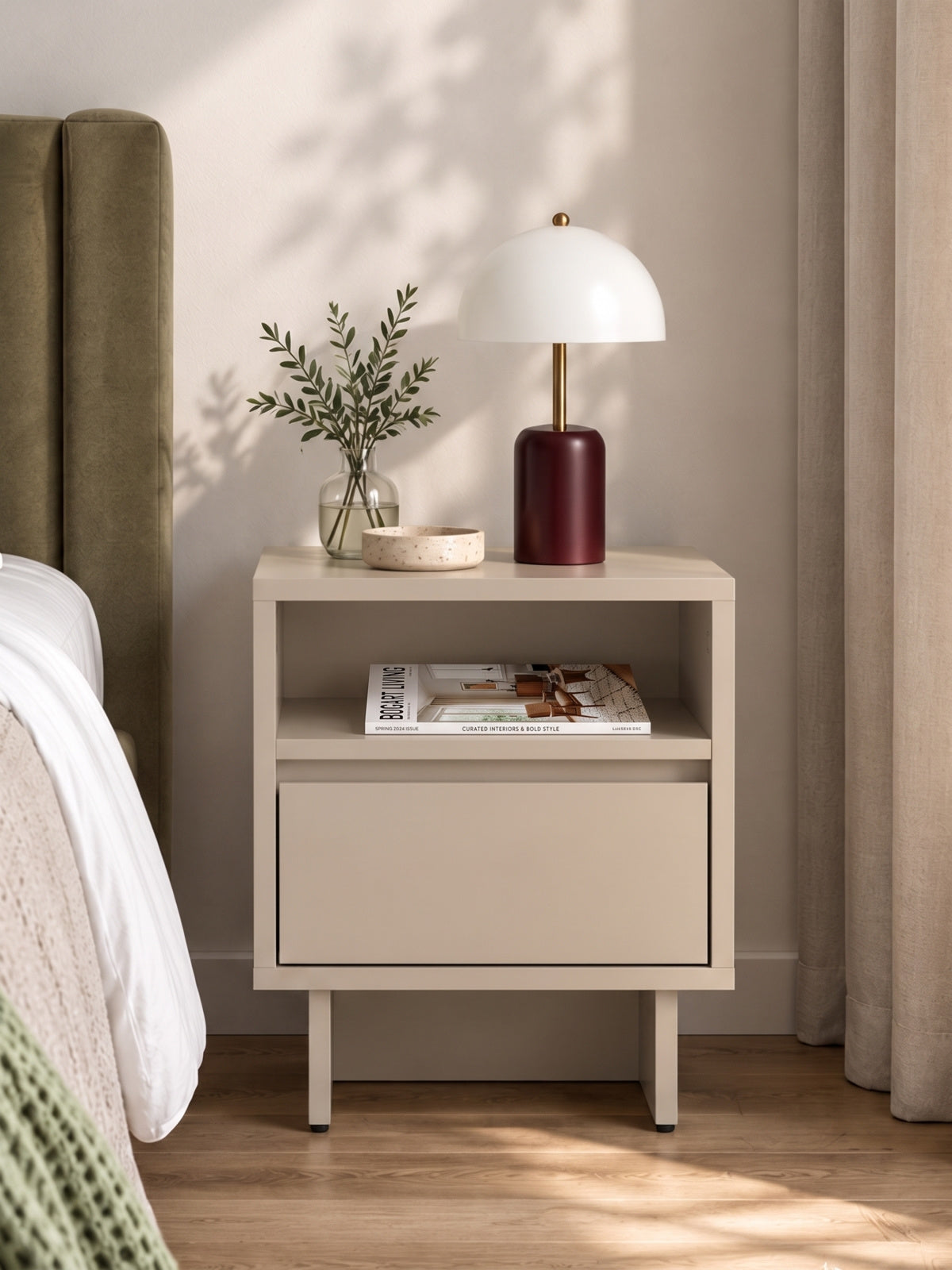 Noční stolek Zolia 40 cm v barvě kašmíru se zásuvkou a soklem, moderní design