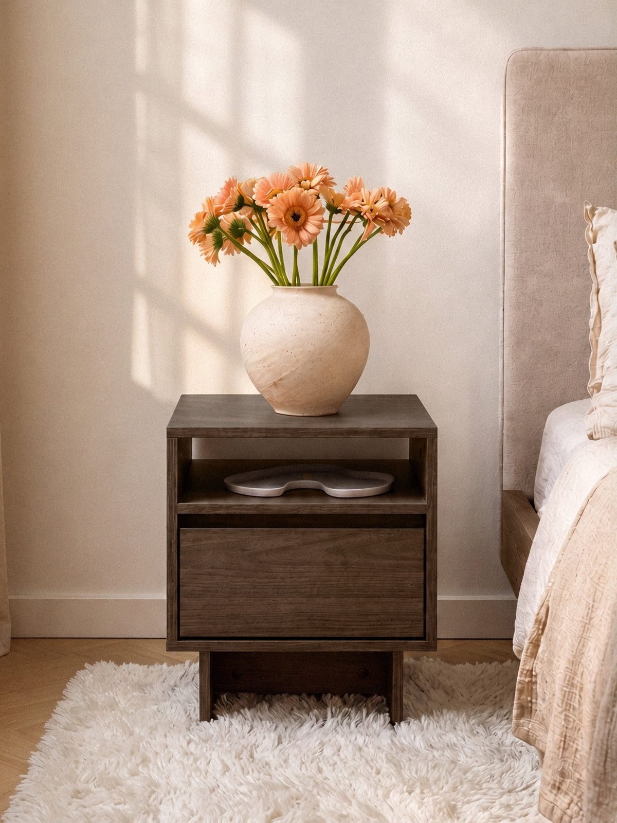 Noční stolek Zolia 40 cm orzech elegant s šuplíkem a soklem, moderní design