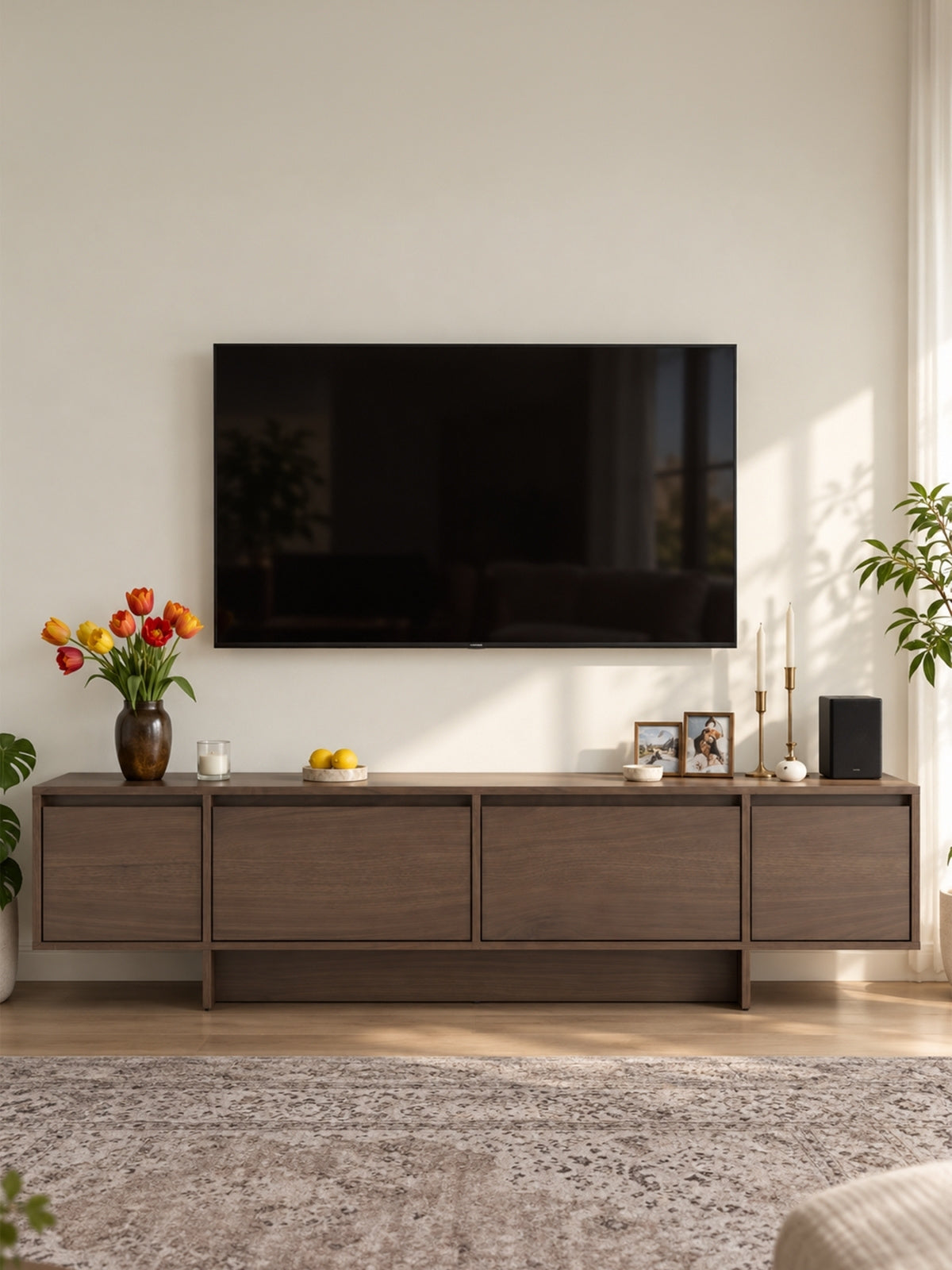TV komoda Zolia 180 cm na soklu v barvě orzech elegant s hladkými dvířky bez úchytek