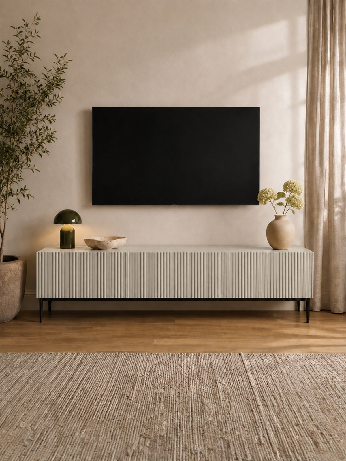 TV skříňka Nicole 200 cm kasmírová s ryhovanými dvířky a černými kovovými nohami, přední pohled