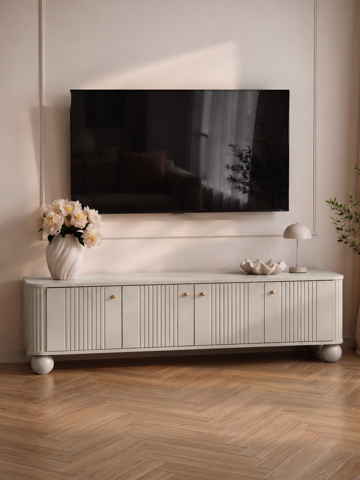 RTV skříňka Vesper 4D 187 cm kašmír s rytými dvířky a zlatými úchyty