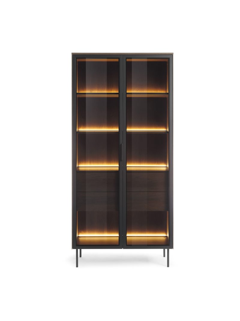 Vysoká vitrína Auri 91 cm s LED osvětlením, dub dunin, černé úchyty a nohy
